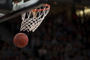 篮球赛事直播截图 - NBA赛场球员投篮瞬间